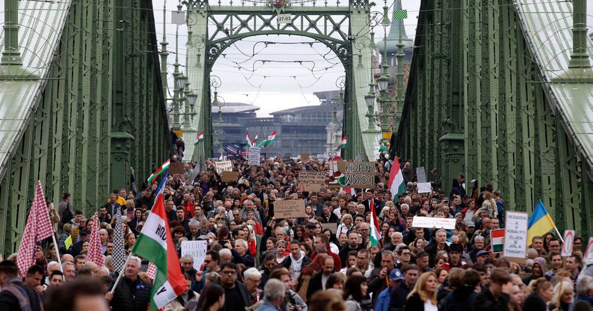 Tårnhøj inflation får tusinder af ungarere til at protestere - Jyllands ...