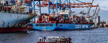 Et containerskib fra den kinesiske Cosco-koncern til kaj i havnen i Hamborg, som den nu køber sig ind i. Foto: Axel Heimken / AFP