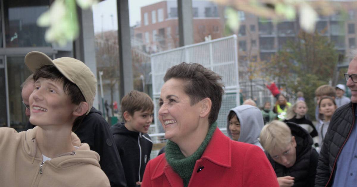 Populær Pia Olsen Dyhr hilser på højlydt børneflok foran valgsted ...