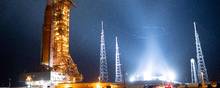 Ud over det sydkoreanske ruller en række måneprojekter mod affyringsramperne i den kommende tid. Billedet viser verdens største raket, Nasas Space Launch Rocket, som i november efter flere forsinkelser vil sende rumsonden "Orion" i kredsløb om Månen fra Cape Canaveral i Florida. 
Foto: Joel Kowsky/NASA/AFP