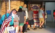 Vælgere stod i kø i Kissimmee i Donald Trumps hjemstat Florida for at stemme ved midtvejsvalget. Foto: Gregg Newton/AFP