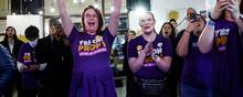 Kvinder jubler, da de hører valgresultater, der viser, at abortrettighederne skal sikres i delstaten Michigan på aftenen for det amerikanske midtvejsvalg. Foto: Evelyn Hockstein/Reuters