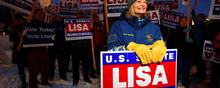 Senator Lisa Murkowski i forgrunden på valgaftenen tirsdag i Alaskas største by, Anchorage. Hun er kendt for at gå egne veje i USA's republikanske parti. - Foto: Kerry Tasker/Reuters
