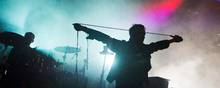 Det britiske band Blur med forsanger Damon Albarn i front giver koncert på Bøgescenen på Skanderborg Festival/Smuk Fest/SmukFest.