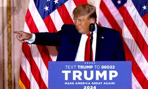 USA’s tidligere præsident Donald Trump meddeler på et pressemøde i sit residens Mar-a-Lago i Palm Beach i Florida, at han stiller op som kandidat til præsidentvalget i 2024. Foto: lon Skuy/AFP