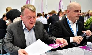 Lars Løkke Rasmussen og Kristian Klarskov sad ved siden af hinanden, da Moderaterne holdt stiftende årsmøde i DGI Huset Vejle på grundlovsdag i år. Foto: Ernst van Norde