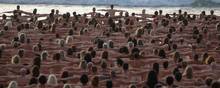 Lovgivningen om nøgenhed på stranden måtte ændres denne ene dag. Foto: Loren Elliott/ Reuters.