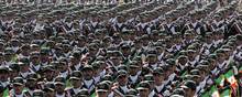 Irans Revolutionsgarde ses under en parade i september. Uroen hjemme har fået Iran til at flekse med musklerne uden for landets grænser. Foto: Vahid Salemi/AP