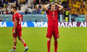 Det danske fodboldlandshold tabte onsdag aften 0-1 til Australien og går dermed ikke videre fra gruppespillet ved VM i Qatar. Her ses de danske spillere Alexander Bah og Joachim Andersen umiddelbart efter kampen. Foto: Gregers Tycho