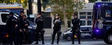 Spansk politi var talstærkt til stede, efter at en brevbombe onsdag detonerede på Ukraines ambassade i Madrid. En person blev lettere kvæstet. Foto: Juan Medina/Reuters