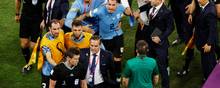 Nogle af Uruguay-spillerne havde svært ved at acceptere kampens udfald. De rettede deres vrede mod kampens dommer og andre officials, da det stod klart, at Sydkorea havde sikret sig videre avancement fra gruppe H. Foto: Albert Gea/Reuters