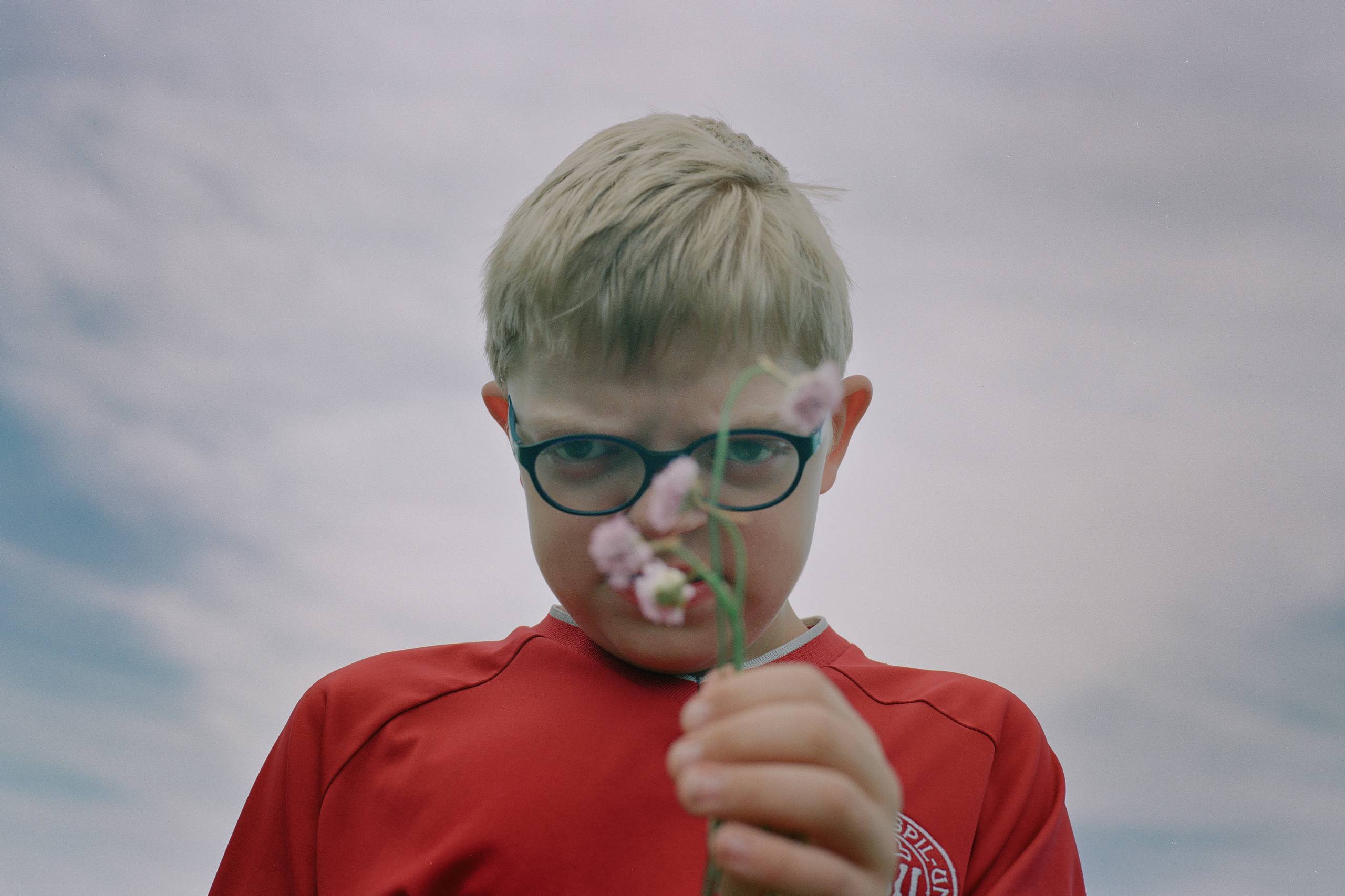 Noah Jochumsen har svært ved at se. Derfor skal tingene nogle gange tæt på. Før sommerlejren besøgte Noah og familien lejren, så han bedre kunne orientere sig og finde rundt. 
