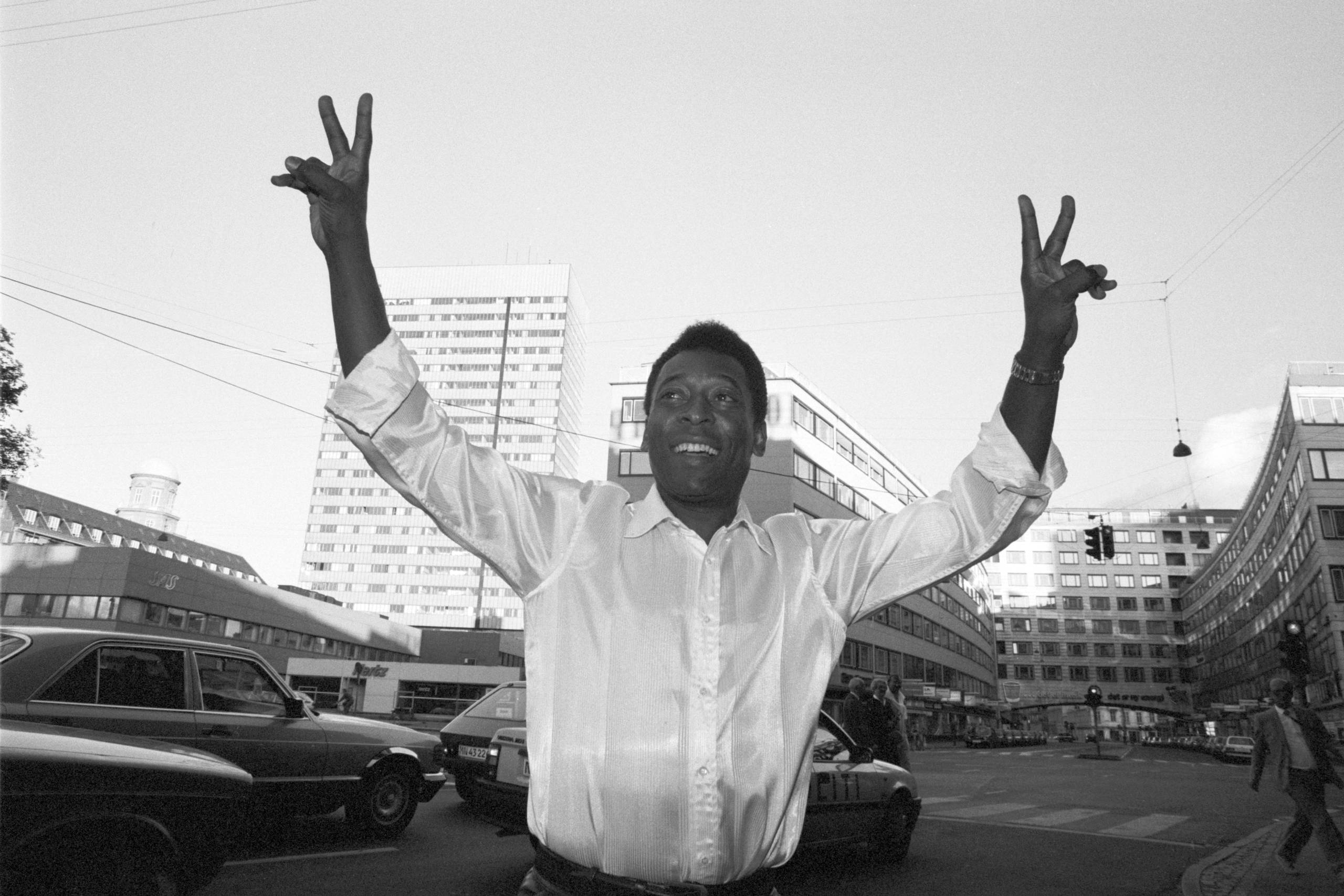 Pelé med det borgerlige navn Edson Arantes do Nascimento fik fjernet en svulst i tyktarmen i september 2021. Billedet her stammer fra, da Pelé besøgte Danmark i 1989 for at se kampen mellem Danmark og Brasilien ved DBU's jubilæumsturnering.  Arkivfoto: Ole Steen/Polfoto