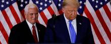 På dette foto fra 2020 ser Donald Trump og Mike Pence lidt beskæmmede ud. Det skyldes dog ikke fundet af fortrolige dokumenter, men offentliggørelsen af de første resultater fra præsidentvalget det år. Foto: Carlos Barria/Reuters