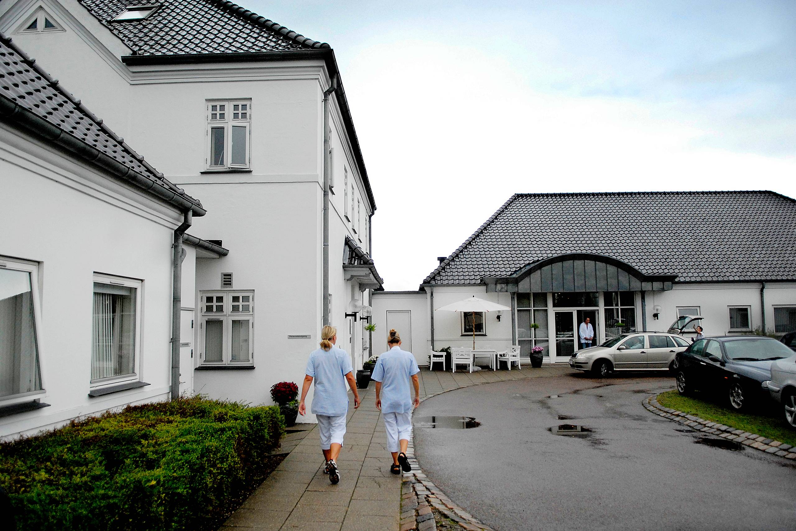 Privathospitalet Mølholm i Vejle er oprindeligt indrettet i en gammel patriciervilla med udsigt over Vejle by. Sidenhen er der kommet yderligere to fløje til. Op mod 70 personer er mere eller mindre løst tilknyttet hospitalet som ansatte eller konsulenter. Foto: Henrik Kastenskov.
