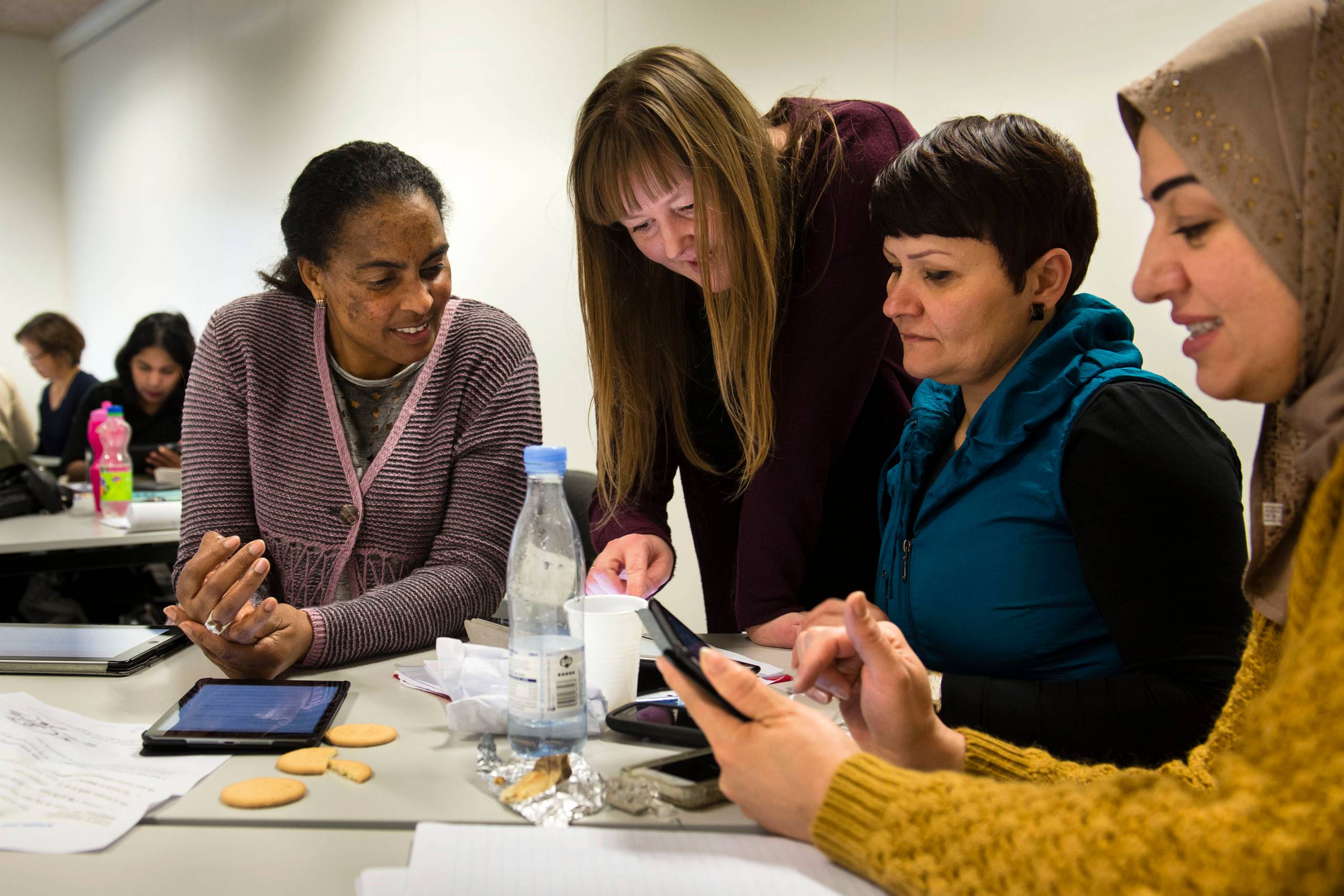 Som danskundervisningen er nu, bliver resultatet ofte, at udlændinge får forbedrede engelskkompetencer, og at de affinder sig med, at dansk kommunikation ofte er at sidde tavse sammen og kigge på en mobil eller iPad, skriver Karen Bundgård Høi. Arkivfoto: Jan Dagø