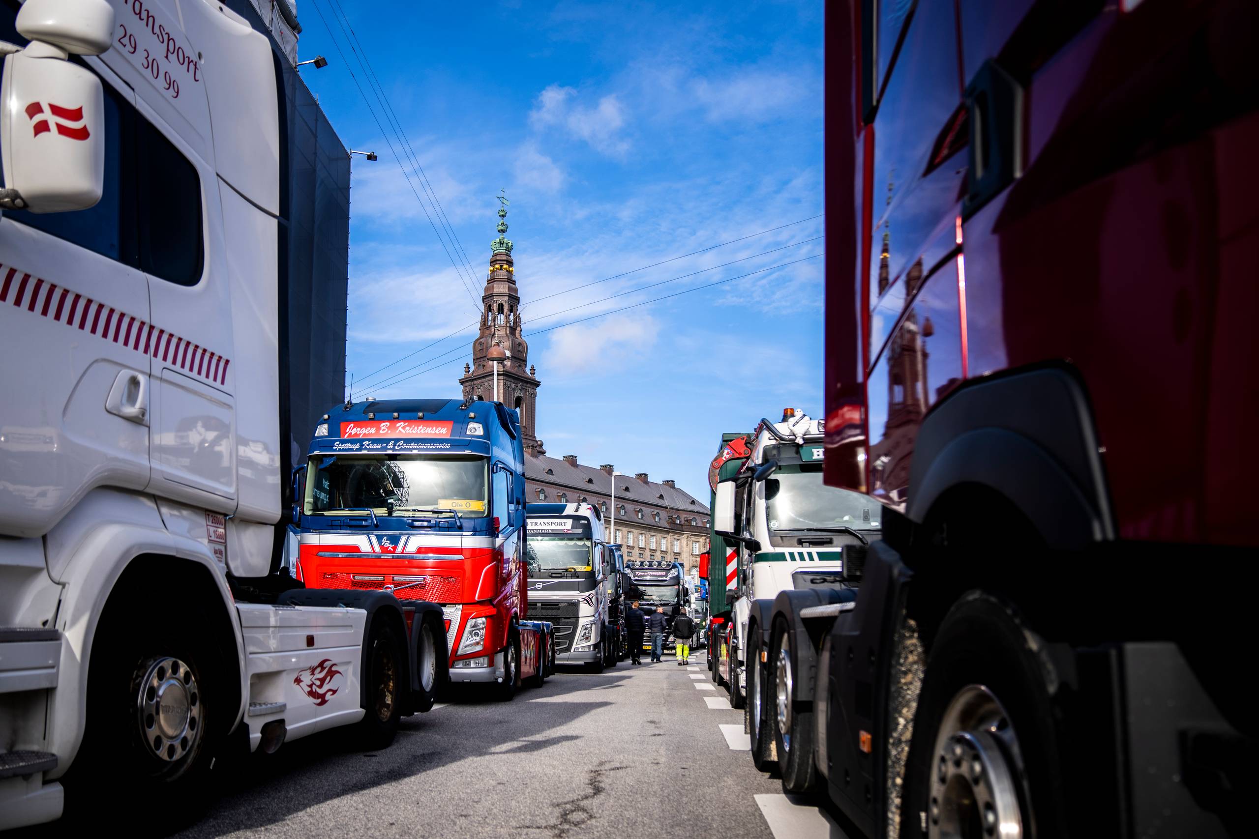 Ca. 100 lastbiler rullede ind på Slotsholmen for at protestere mod en afgift, der uden grønne fordele blot synes at være et dårligt dæknummer for at skaffe penge i statskassen, mener skribenterne. Arkivfoto: Ida Marie Odgaard  