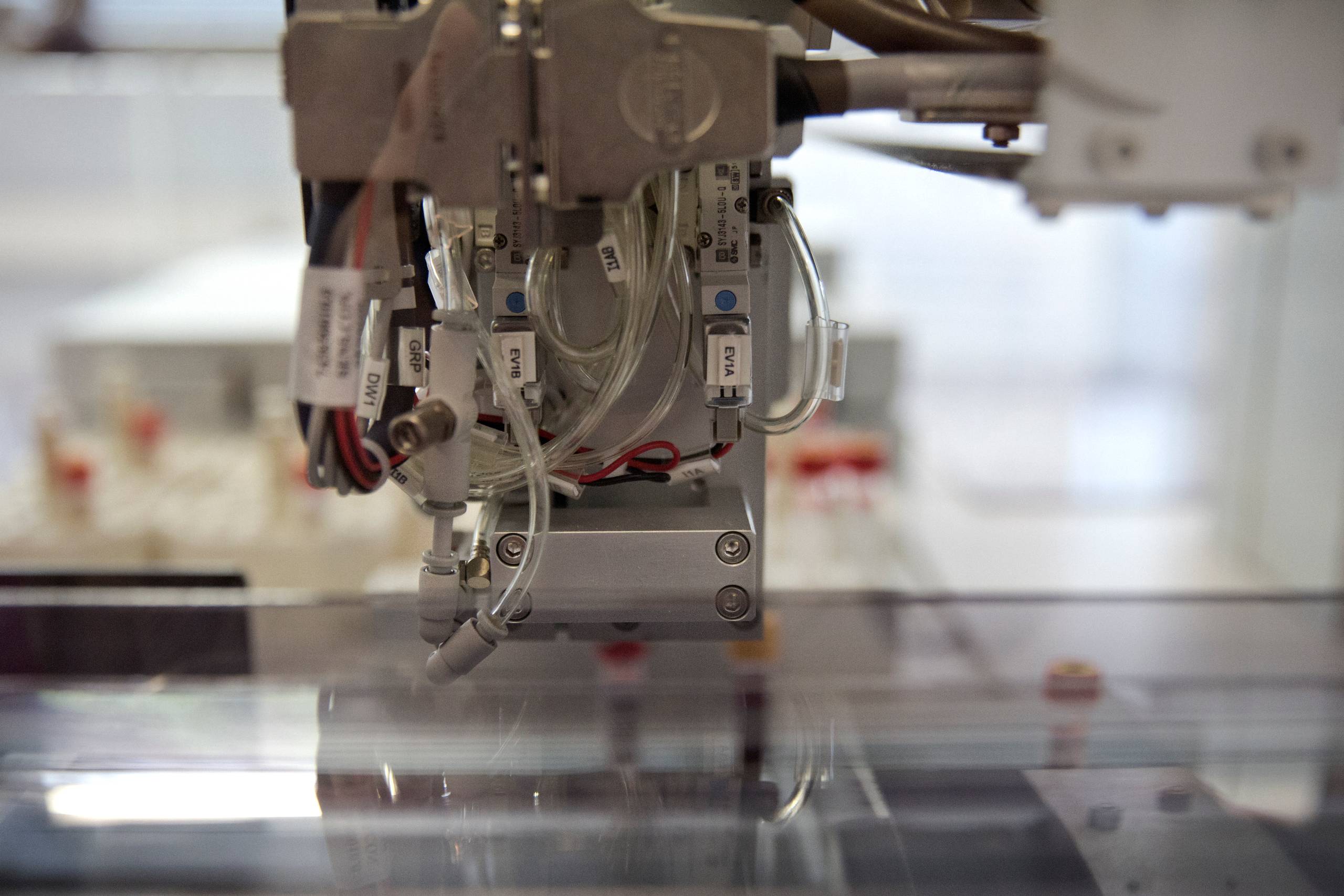 En øget brug af kunstig intelligens og robotteknologi kan være med til at løse problem med manglen på varme hænder i sundhedsvæsnet, mener skribenten. Arkivfoto: Betina Garcia  