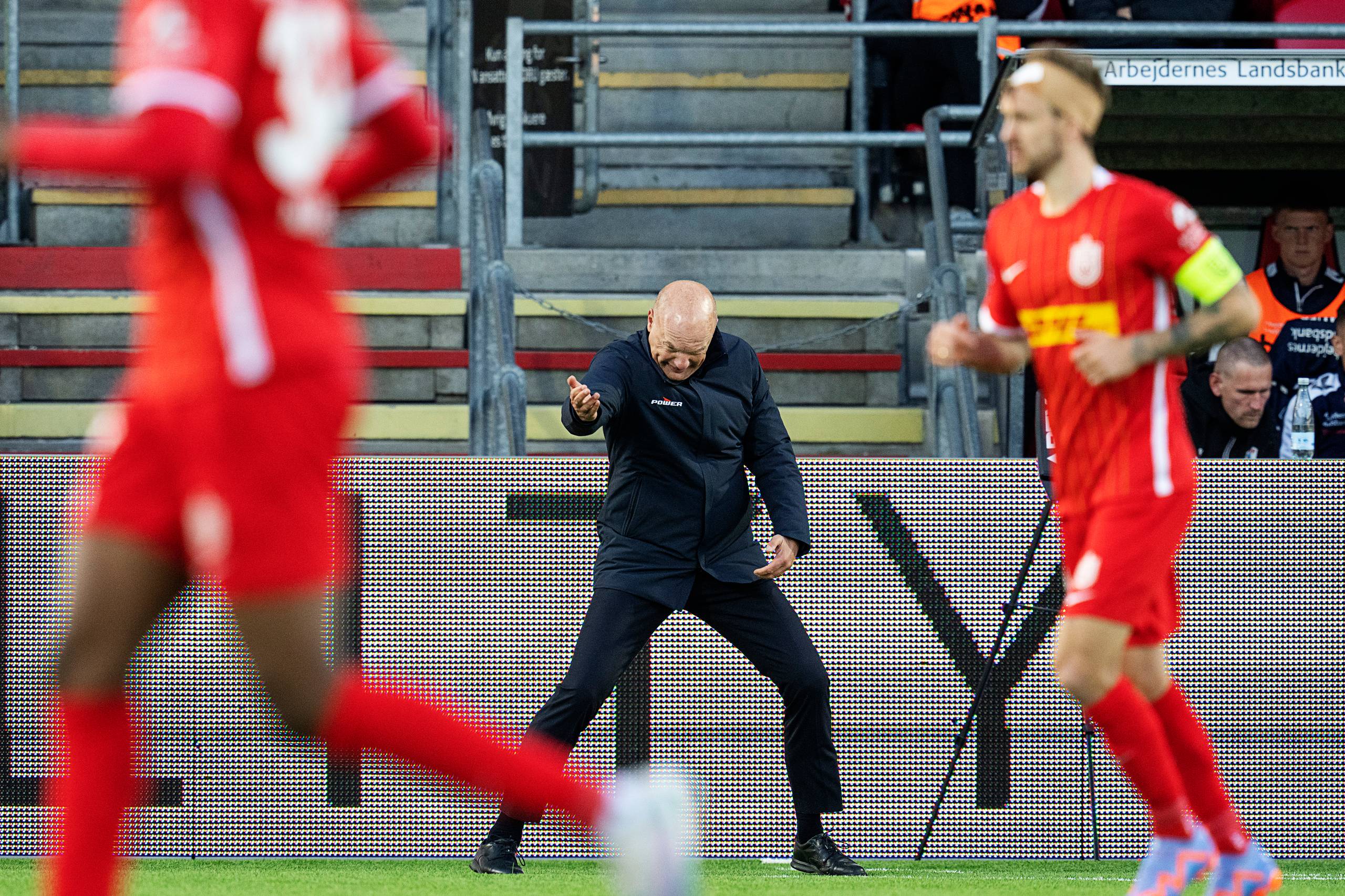 AGF-træner Uwe Rösler (midten) var stolt af sine spilleres mod i kampen mod FC Nordsjælland - men tyskeren havde alligevel et par input undervejs. Foto: Claus Bech