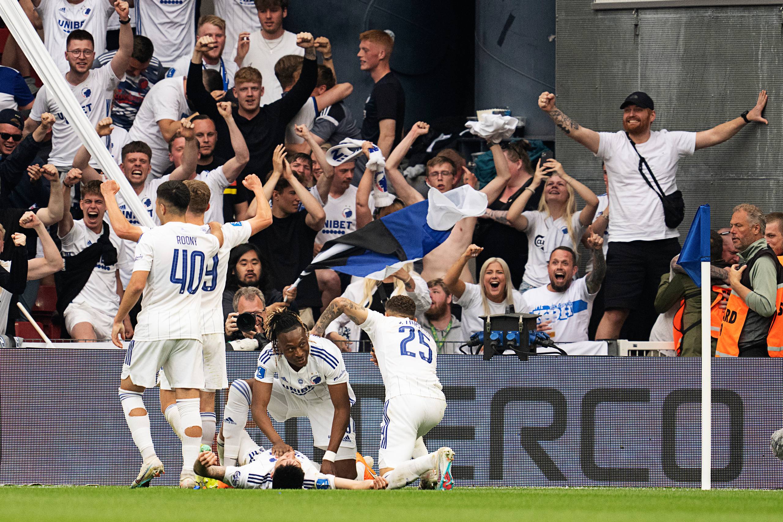 FCKs Kevin Diks scorer til 4-3 under superligakampen mellem FC København og AGF i Parken søndag den 21. maj 2023. Foto: Claus Bech