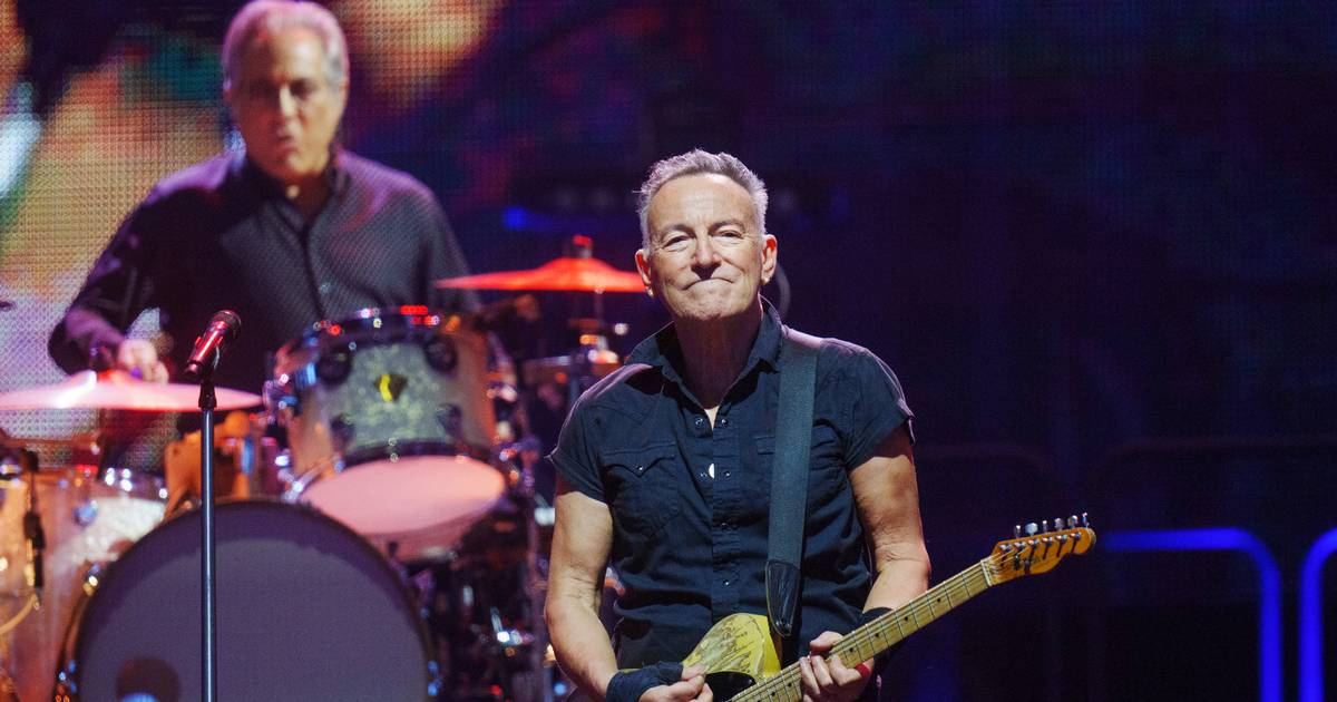 Anmeldelse: Arbejdsraseri og intens passion fra rocklegende - Jyllands ...