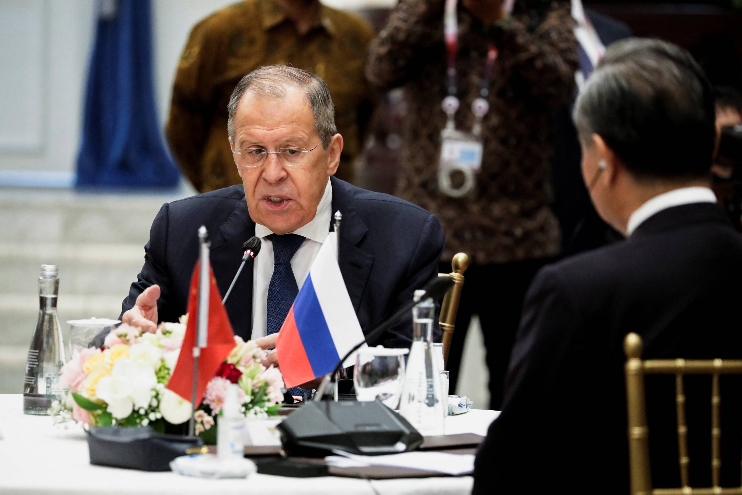 Ruslands udenrigsminister, Sergej Lavrov, i møde med Indonesiens udenrigsminister, Retno Marsudi, og kinesisk topdiplomat, Wang Yi, i Jakarta. Arkivfoto: Ajeng Dinar Ulfiana  