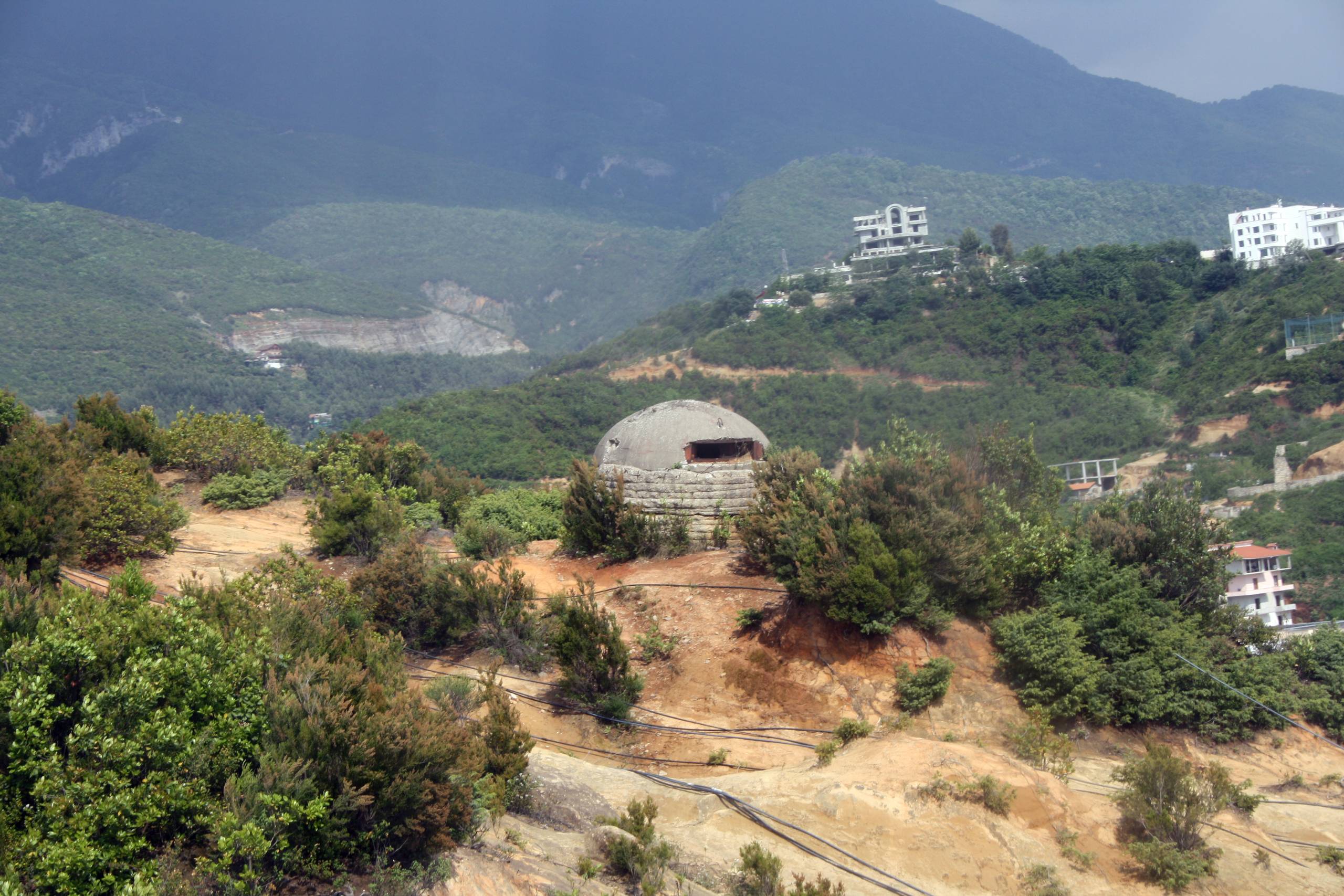     Tirana. En enkelt af de 700.000 bunkere, som Enver Hoxhas lod bygge under sin tid som kommunistisk diktator. Foto: Morten Scheelsbeck  