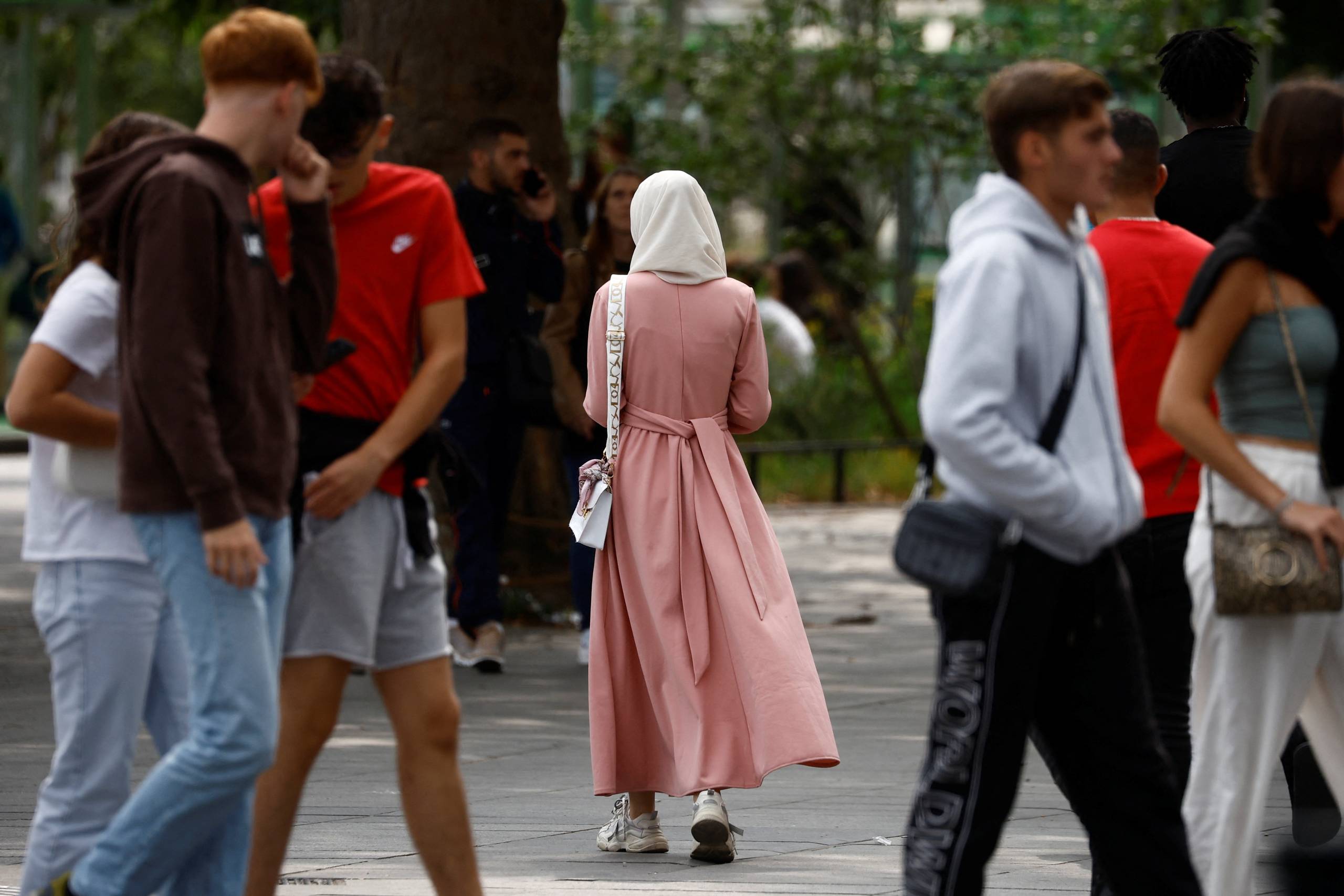 Religionen ikke sidder i det stof, abaya-dragten er syet af – ikke i det sølv, korset om halsen er smedet af, men i hjertet og i samvittigheden – og den forsvinder ikke trods påbud om neutralitet, skriver Marie Høgh. På billedet ses en muslimsk kvinde iført abaya på gaden i Nantes i Frankrig. Arkivfoto: Stephane Mahe 
