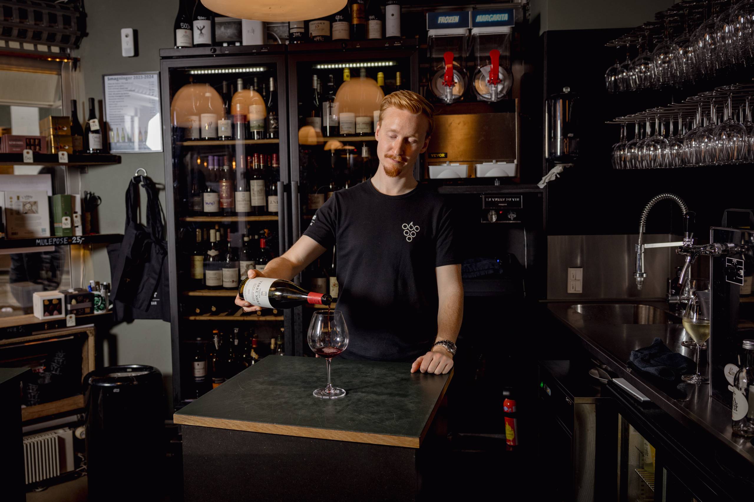 Halfdan Nielsen er sommelier på Pinot Butik og Bar i Aarhus, hvor han også afholder vinsmagninger. Spansk vin er hans favorit. Foto: Martin Thomas Ford  