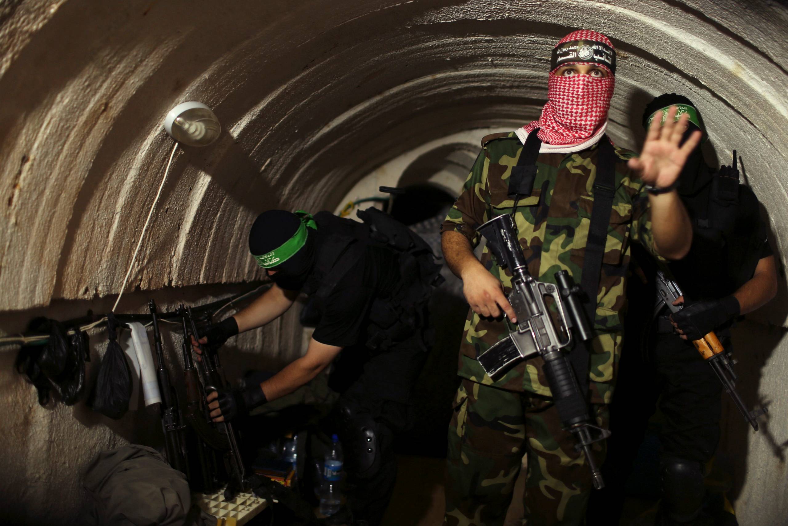 OVERFØR BILLEDER KORREKT I SYSTEMET VIA DCX - HVER GANG!!!!!  A Palestinian fighter from the Izz el-Deen al-Qassam Brigades, the armed wing of the Hamas movement, gestures inside an underground tunnel in Gaza in this August 18, 2014 file photo. The Israeli government says its investigations have not come up with any evidence the night-time noises reported by villagers living near Gaza emanate from tunnels, but assertions by Hamas of extensive cross-border digging has only fueled concern. REUTERS/Mohammed Salem/Files