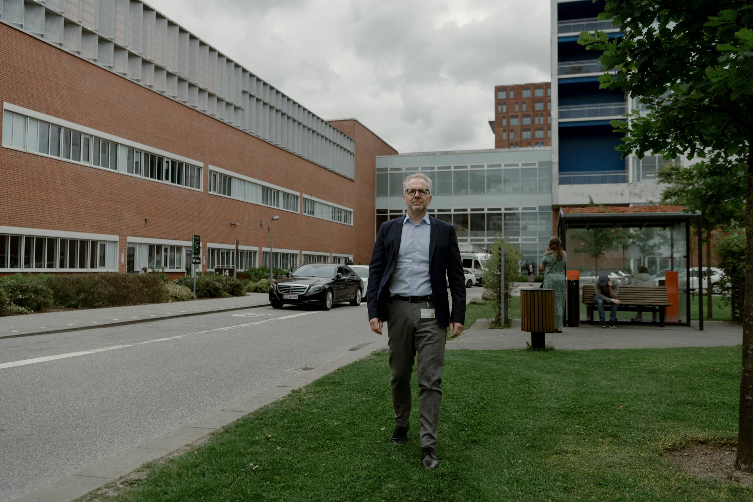 Havde man valgt at bortvise uden løn, havde regionen og skatteborgerne sparet de i alt 7,5 mio. kr., de to chefer, der blev fyret i forbindelse med kræftskandalen på AUH, fik i fratrædelsesgodtgørelse. Det er en absolut elendig varetagelse af opgaven fra ledelsen, og den bør selv holdes personligt ansvarlig, mener skribenten. På billedet ses Poul Blaabjerg, tidligere direktør for AUH. Arkivfoto: Rikke Kjær Poulsen  