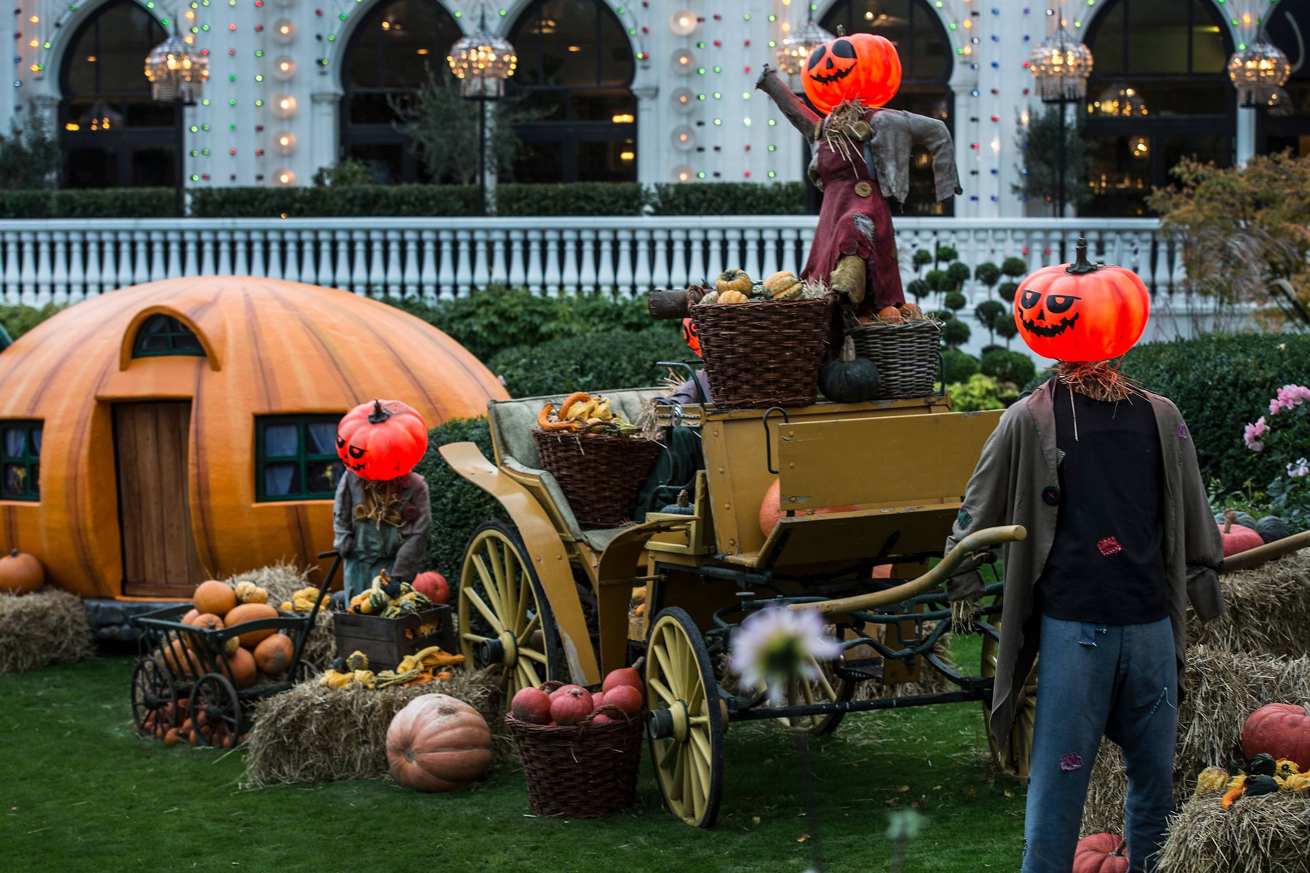 Vi må håbe, at den polske præst, der smadrede nogle børns halloweengræskar, fordi han mente, de var satanistiske symboler, ikke får den fikse idé at besøge Tivoli i løbet af oktober måned. I så fald tør jeg i hvert fald godt spå om, hvorvidt præsten ville foretrække slik eller ballade, skriver Mirco Reimer-Elster. Arkivfoto: Mogens Flindt