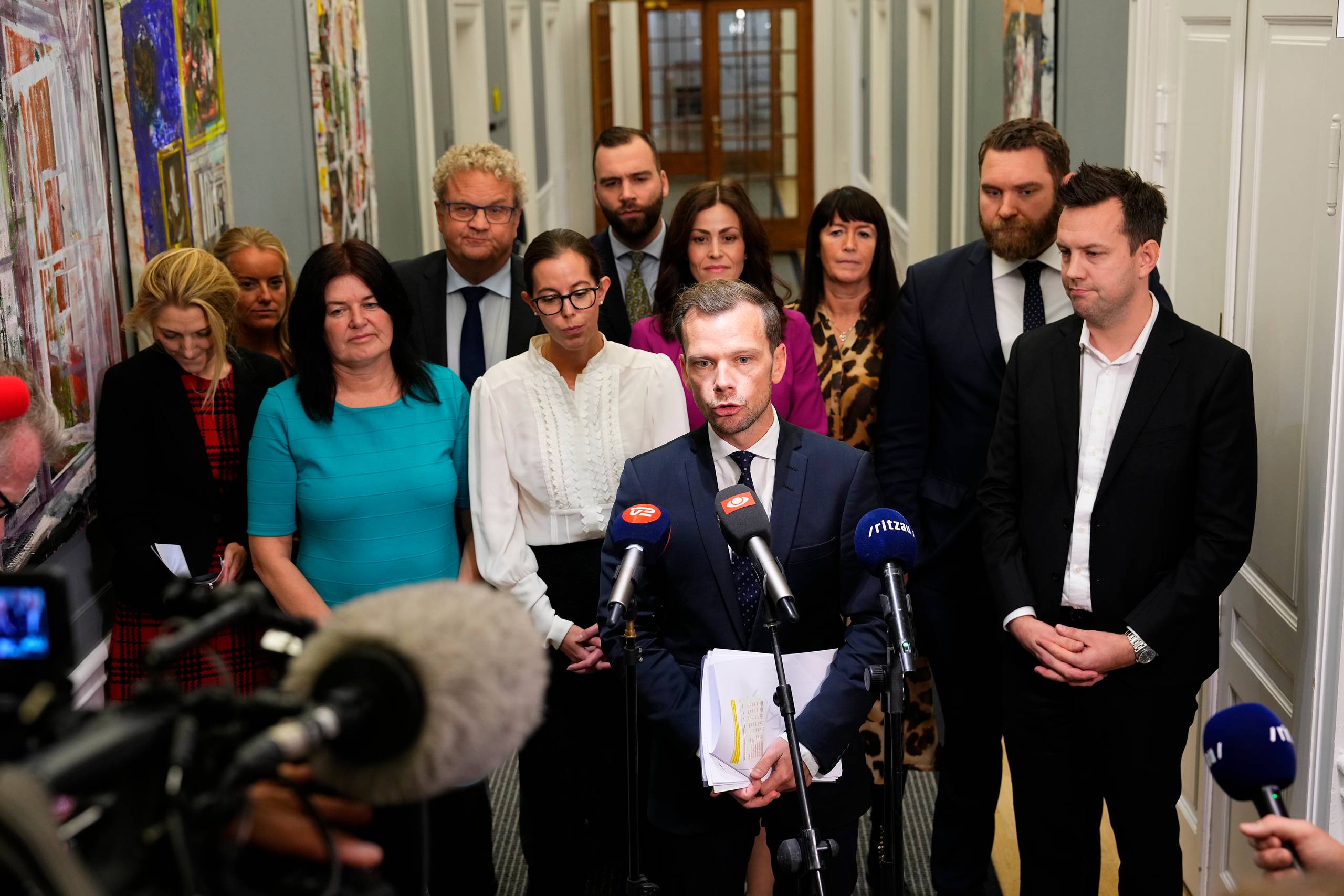 Justitsminister Peter Hummelgaard (midten) stod forrest under præsentationen af den aftale, der er blevet indgået med alle Folketingets partier undtagen Enhedslisten og Alternativet. Foto: Claus Bech