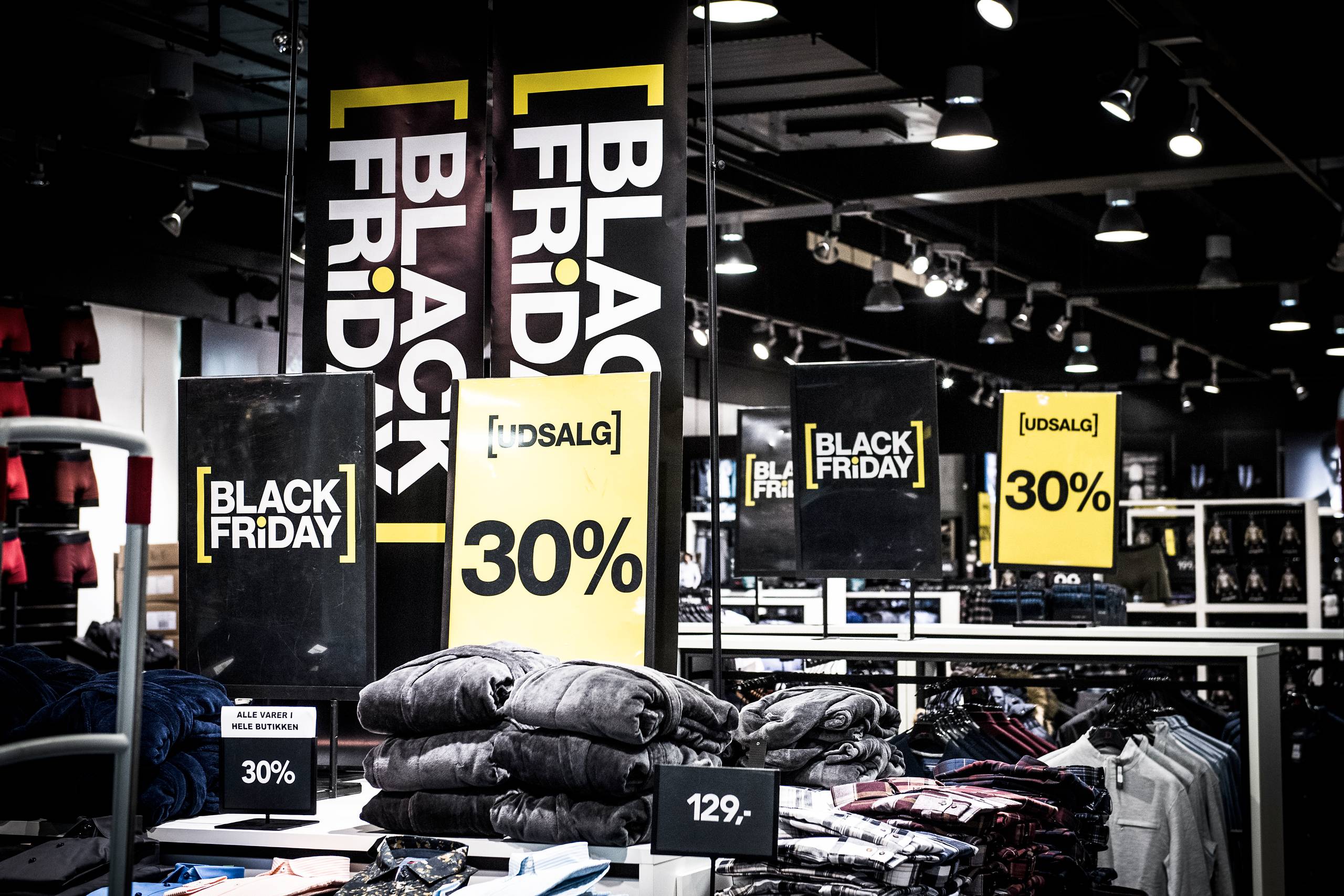 Gudløshed og ​historieløshed hænger sammen. Desværre er vi i Vesten og i Danmark mest optaget af vores eget mentale helbred og har fået et nærmest religiøst forhold til vore imaginære rettigheder og materielle forbrug, som vi netop har set det celebreret under black friday. Vi er nok kristne, men mange mest ved den måde, de er danske på, sådan ret ubevidst og historieløst, skriver Henrik Jensen. Arkivfoto: Jonas Olufson