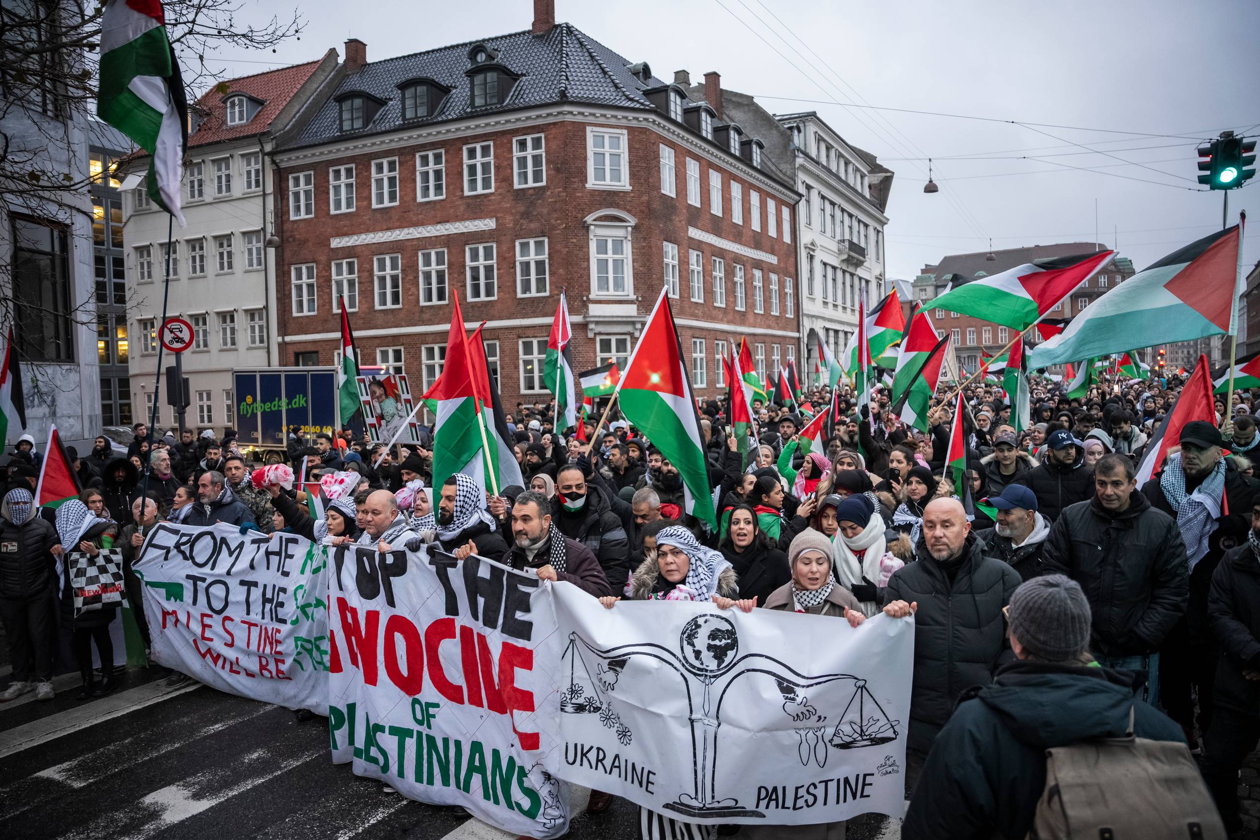 Det er i mine øjne aldeles ulogisk at gå i Københavns gader og hævde, at man er fortaler for menneskerettigheder, lighed, demokrati mv. og samtidig hylde et regime, der arbejder for islamisering, lemlæstelse og udslettelse af et helt folk – og senere alle andre ”vantro”, skriver Desiree Ohrbeck. Arkivfoto: Emil Nicolai Helms 