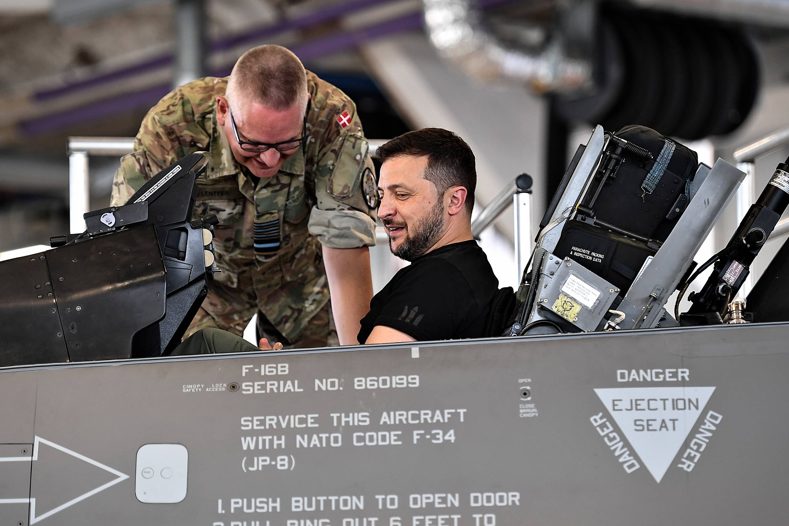 Danmark står​ i spidsen for F-16-koalitionen, det er stærkt, men man må undre sig over, at næsten ingen andre vestlige lande har doneret kampfly. De er for offensive, lyder det fra briterne og franskmændene. Man er stadig nervøs for at eskalere krigen, men den er eskaleret for længst og i russisk favør, skriver Thomas Johannes Erichsen. Arkivfoto: Ernst van Norde  