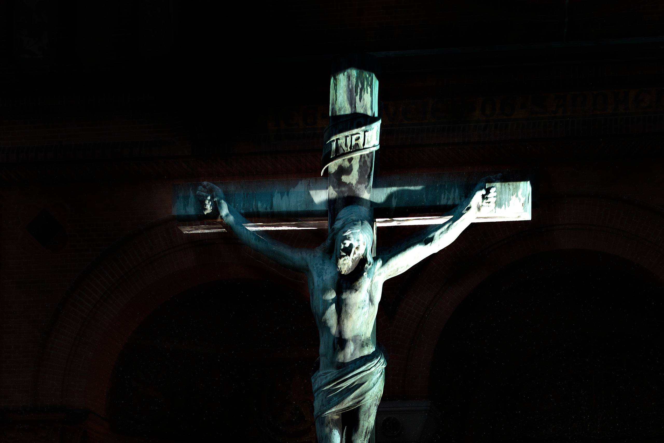 Vi ved, at da det forvoksede Jesusbarn ikke længere ville blive i svøbet, men selv begyndte at udbrede budskabet, især til dem, der ikke var værdige til at høre det og modtage det, forsøgte magten atter at svøbe ham ind og holde ham fast. Og for at ingen skulle være i tvivl om, at de mente det alvorligt, naglede de ham fast til et kors, skriver Ole Juul. Arkivfoto: Lars Krabbe