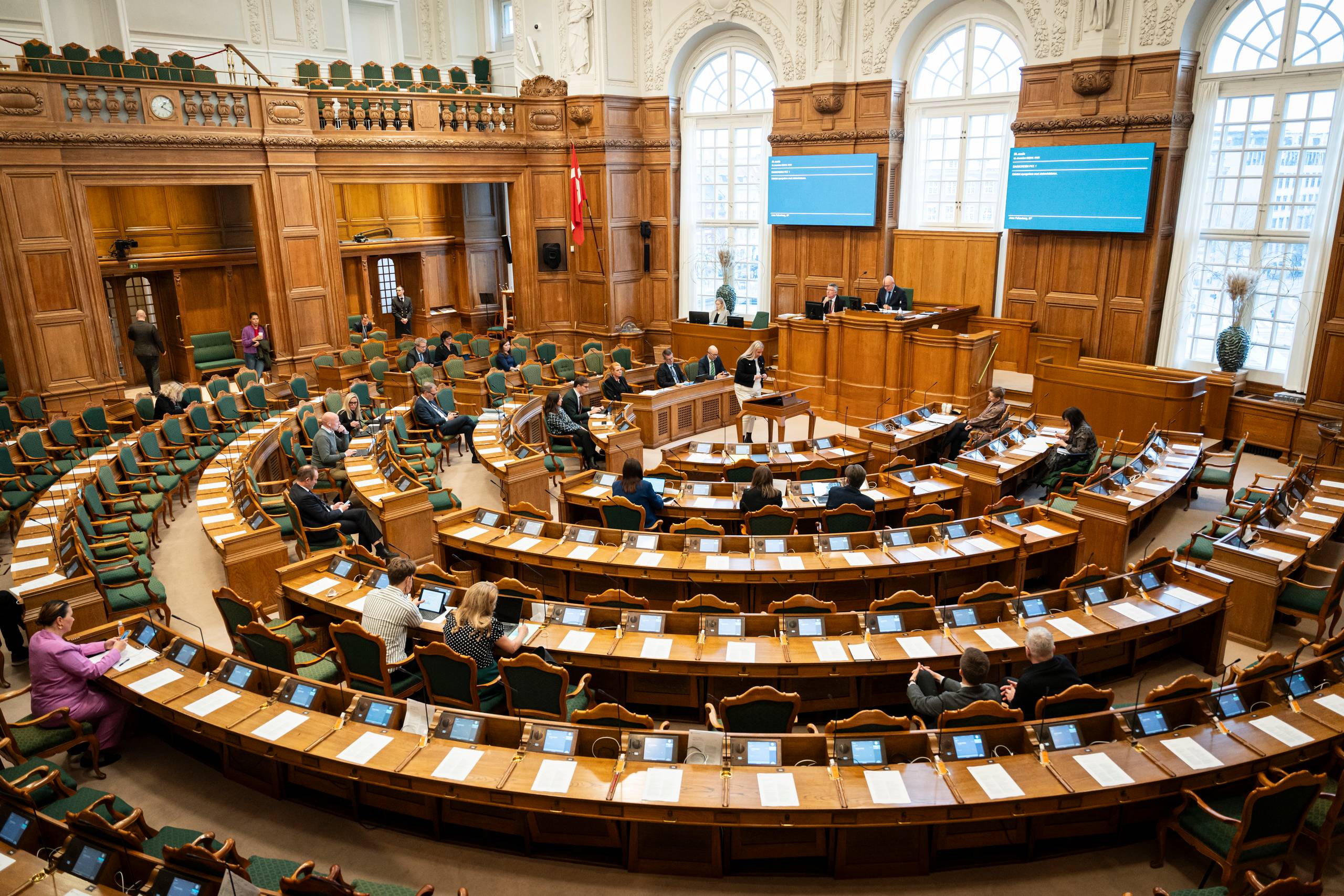 Der findes i dag steder, hvor den demokratiske samtale trives og har det godt. Men ser man bredt ud over den offentlige debat, og da især den, der foregår i medierne, på Christiansborg eller på Facebook (nogle gange er det svært at se forskel), kan der være langt til den konstruktive dialog, mener Peter Lauritsen. Arkivfoto: Emil Nicolai Helms 