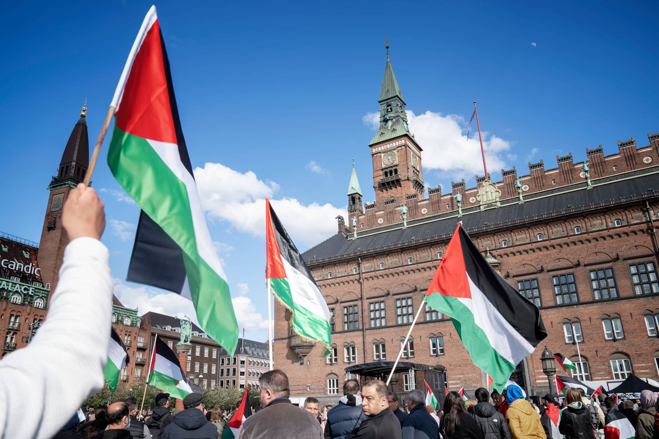 Frem til nederlaget i 2018 for Islamisk Stats kalifat var arabiske lande præget af islamistiske oprør, mens en mindre religiøs ungdom ikke fik indført demokrati. Vesten blev involveret som terrormål. Og ved, at en voksende muslimsk minoritet i Europa mest holdt sig for sig selv og forblev mere tro mod religiøse og kulturelle normer end hjemlandene, skriver Gunnar Olsen. Arkivfoto: Emil Agerskov 
