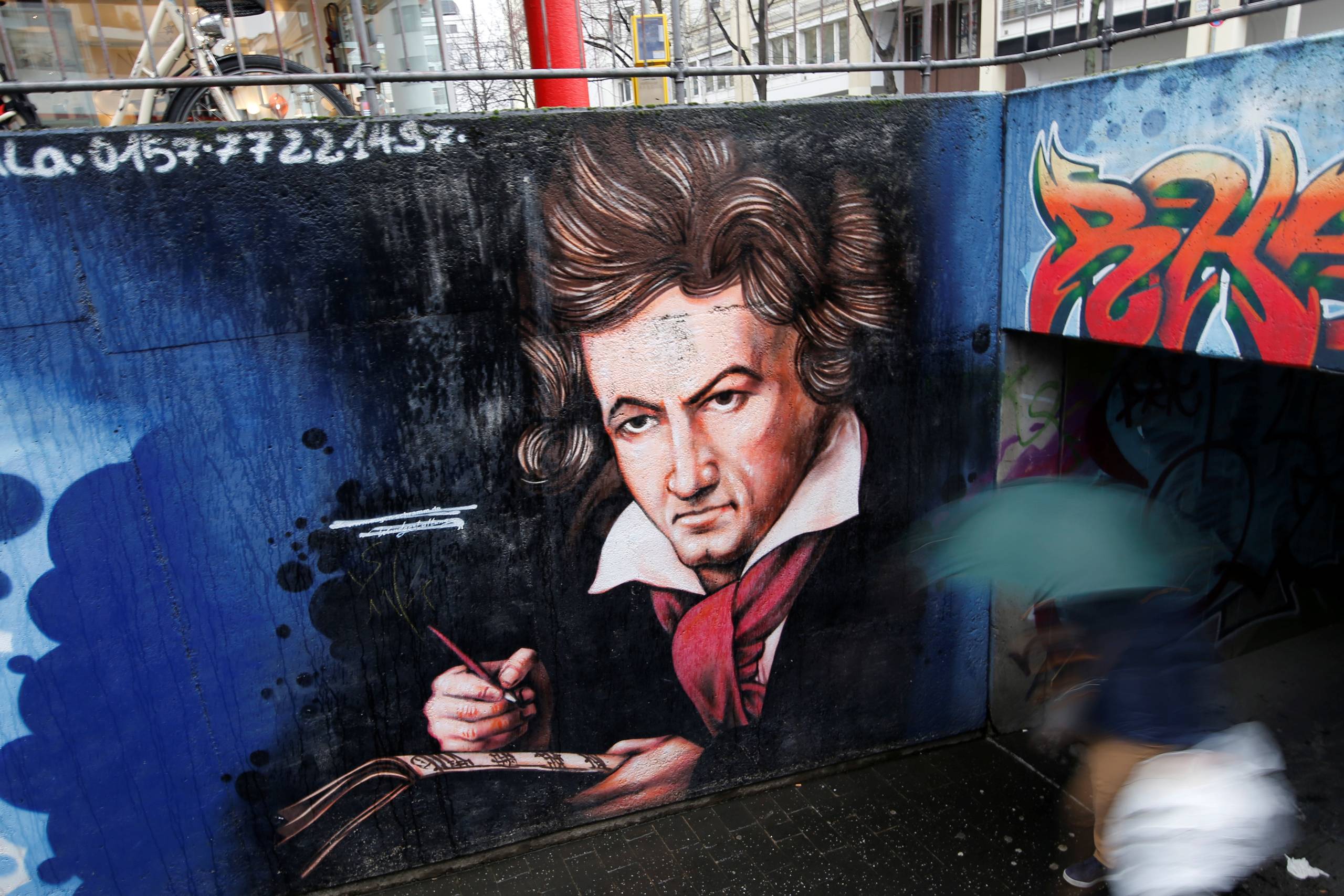 Beethoven og hans værker er stadig populære, og her ses streetart af Beethoven i Bonn. Foto: Leon Kuegeler/Reuters