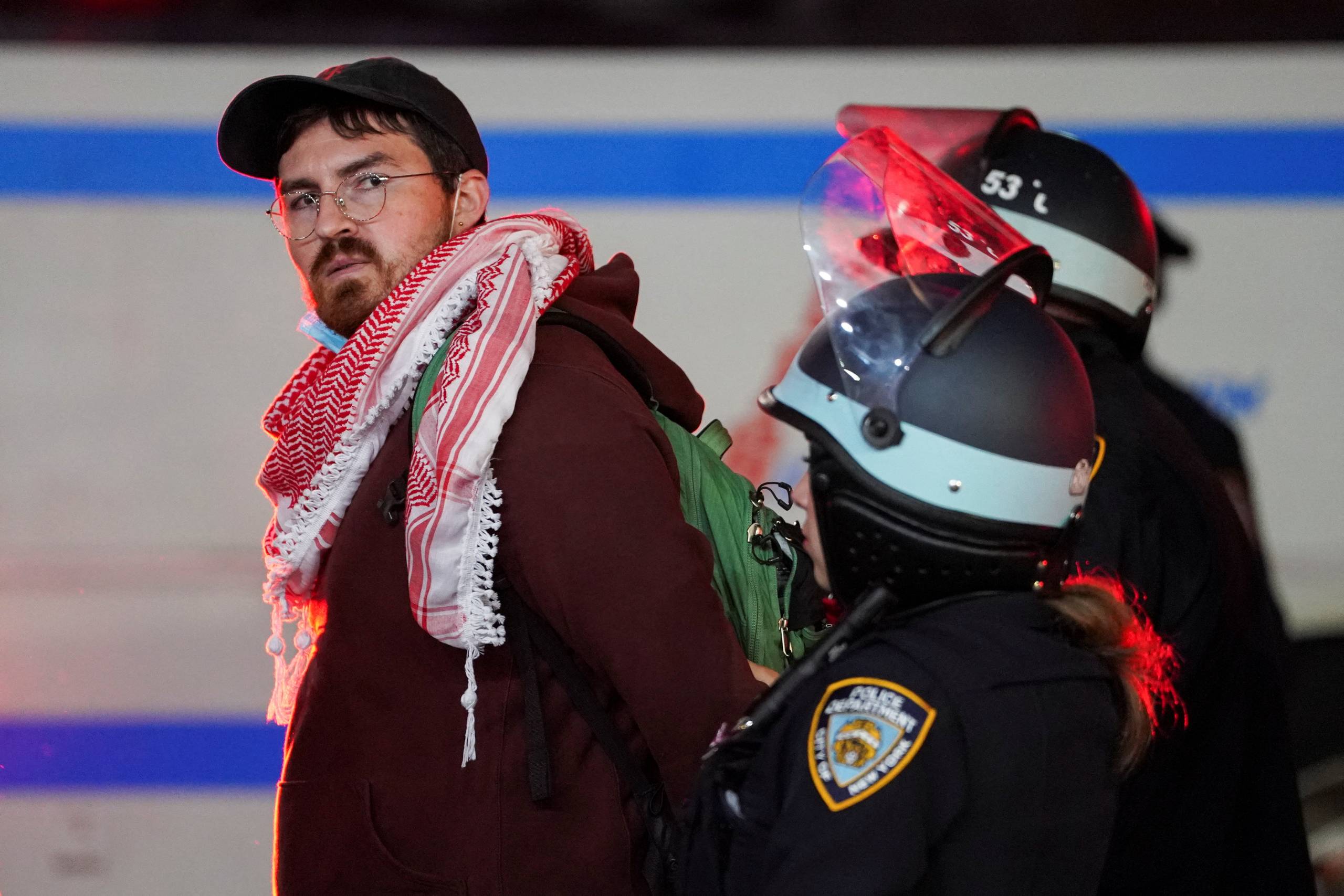 En demonstrant ved Columbia University bliver ført væk af amerikanske betjente. Foto: David Dee Delgado/Reuters/Ritzau Scanpix