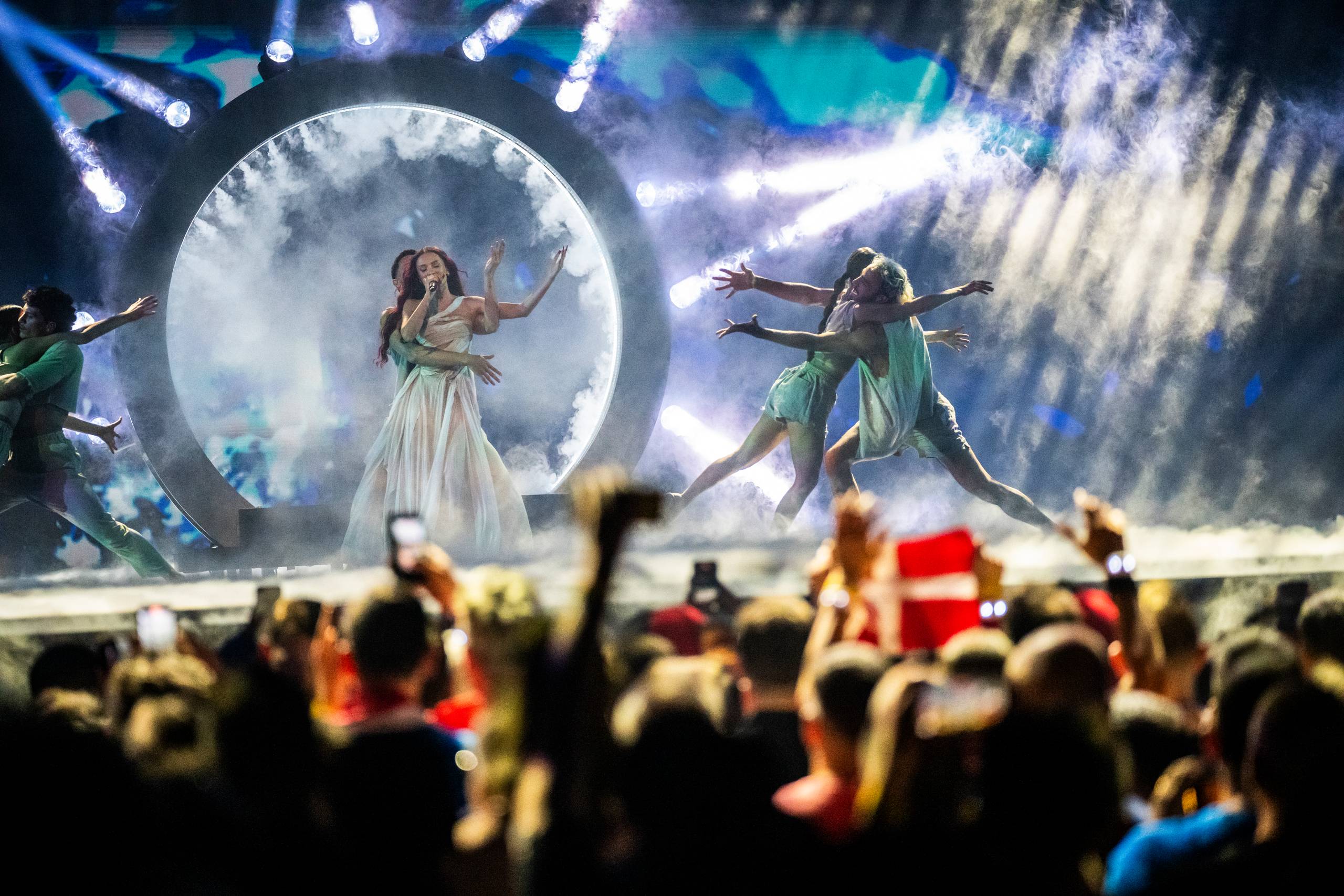 Dele af publikum vendte ryggen til, mens Israels Eden Golan optrådte med sangen 'Hurricane' under semifinalen i Malmø Arena. Foto: Ida Marie Odgaard
