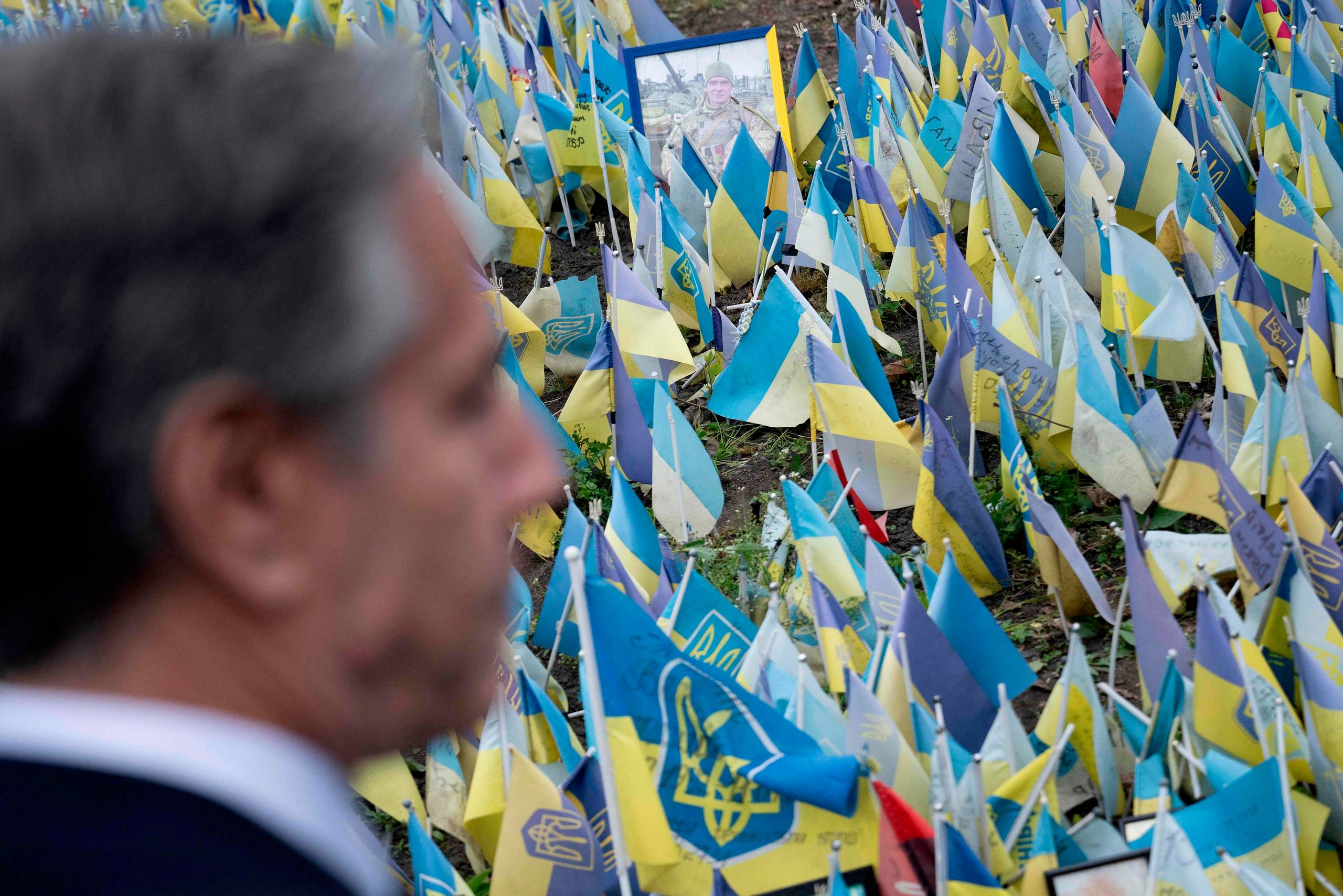 Den amerikanske udenrigsminister Antony Blinken besøgte i denne uge Kyiv, hvor han bl.a. betragtede mindesmærket for faldne ukrainske soldater på Uafhængighedspladsen i hovedstaden. Foto: Brendan Smialowski/AFP