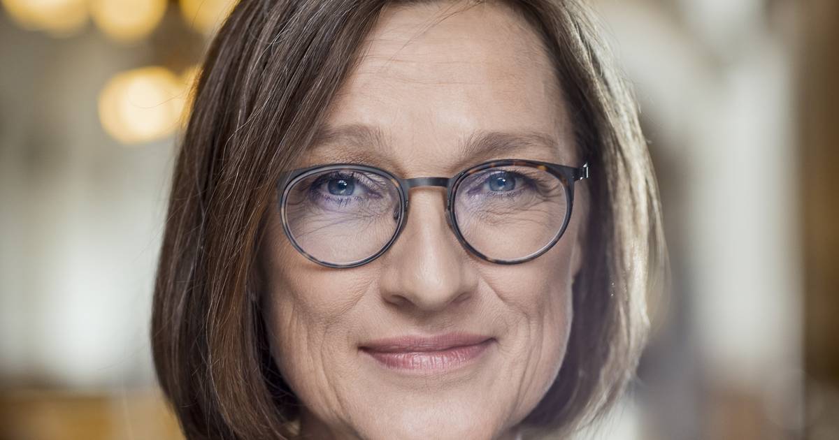 Første kvinde til at sætte sig i stolen - Jyllands-Posten