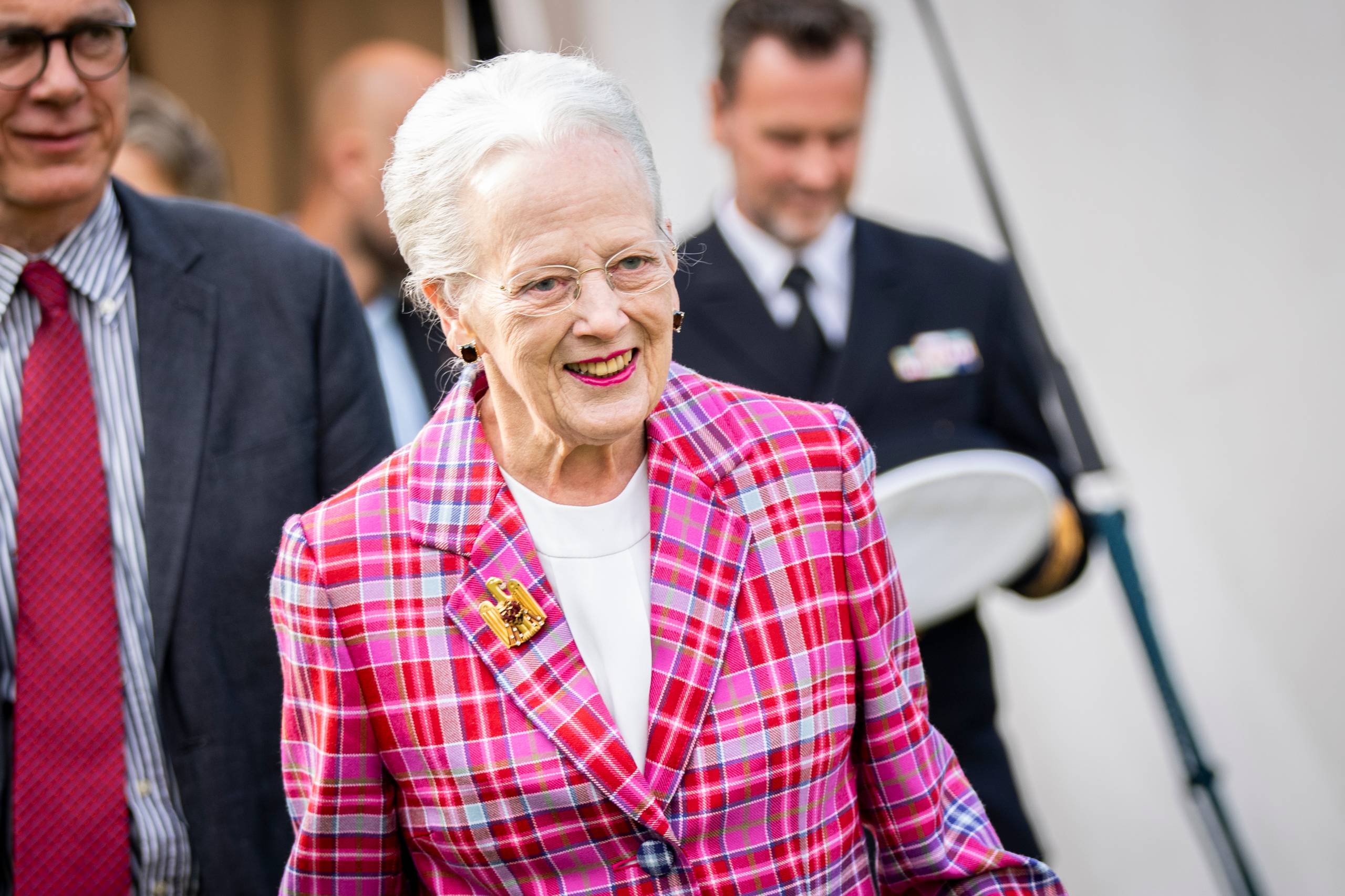 Dronning Margrethe Er Blevet Udskrevet Sygemeldes I En Længere