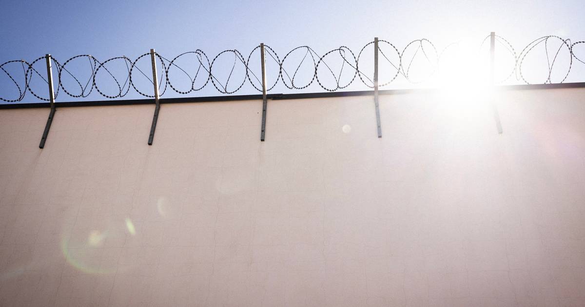 Skydetårne, ringmur, pigtråd og køjesenge: Kom med ind bag tremmerne i ...