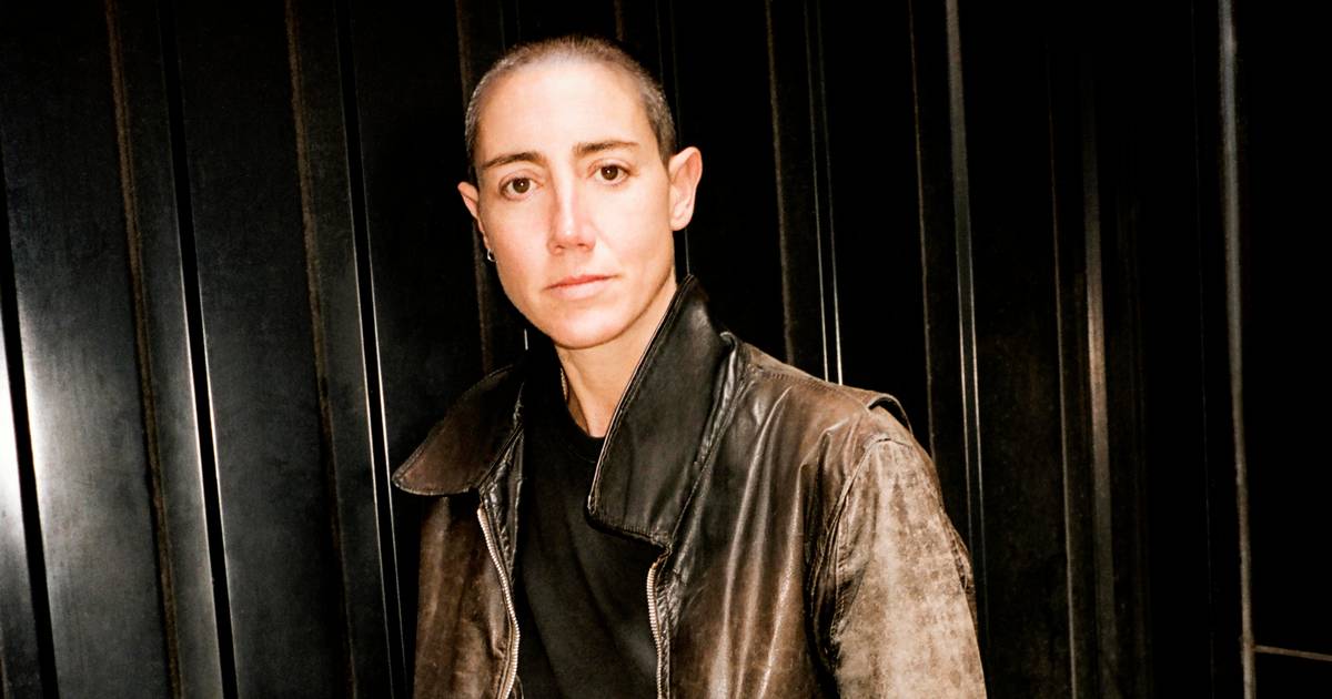 Hendes navn er knyttet til et af Frankrigs store politiske dynastier  – nu pisser hun på alt og alle som en utilpasset teenager