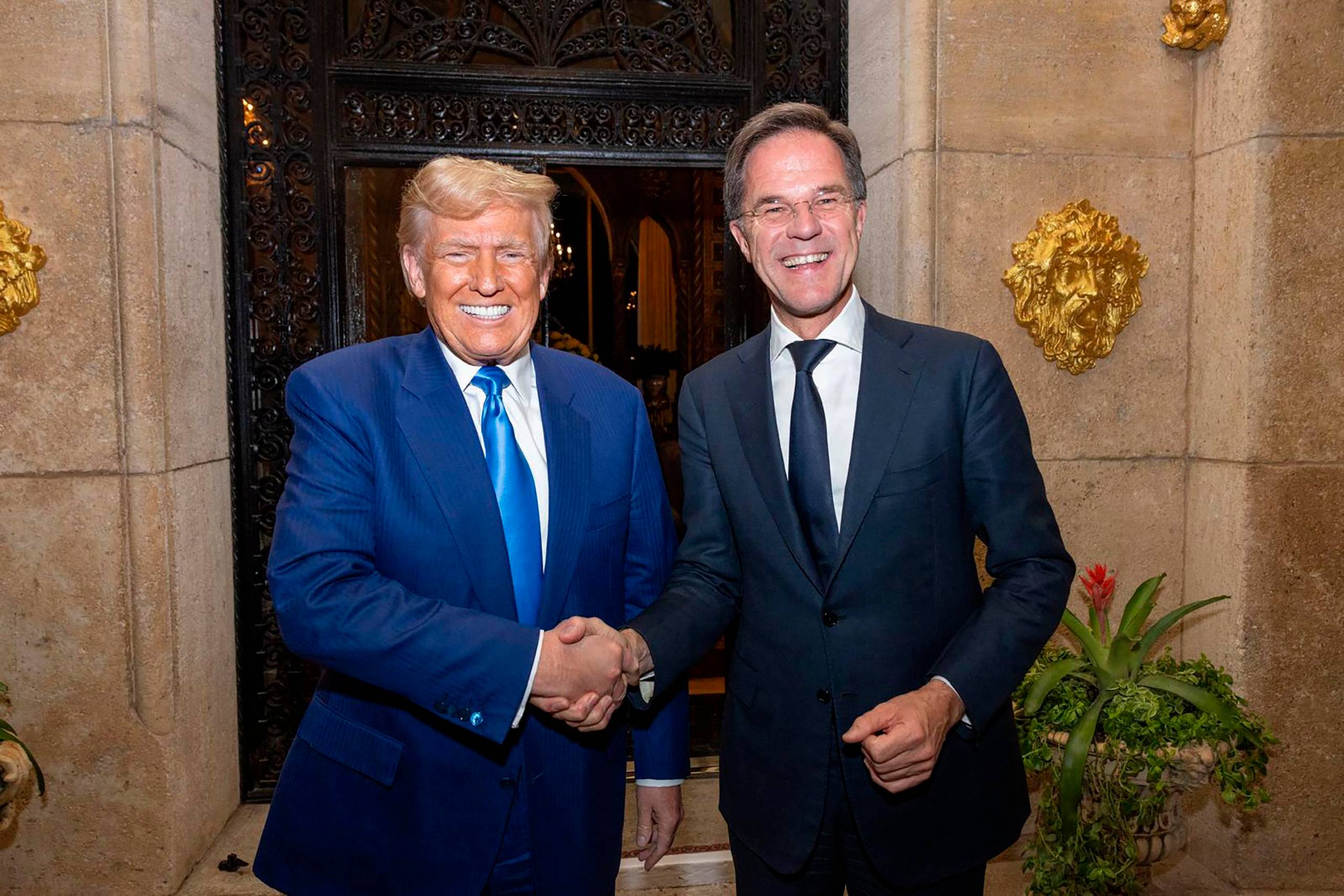 Smilene var større, da Donald Trump mødtes med Natos nye generalsekretør Mark Rutte i Florida. Men det fremtidige forhold mellem USA og Europa i Nato-alliancen er fuld af åbne spørgsmål. Foto: Erik Luntang.