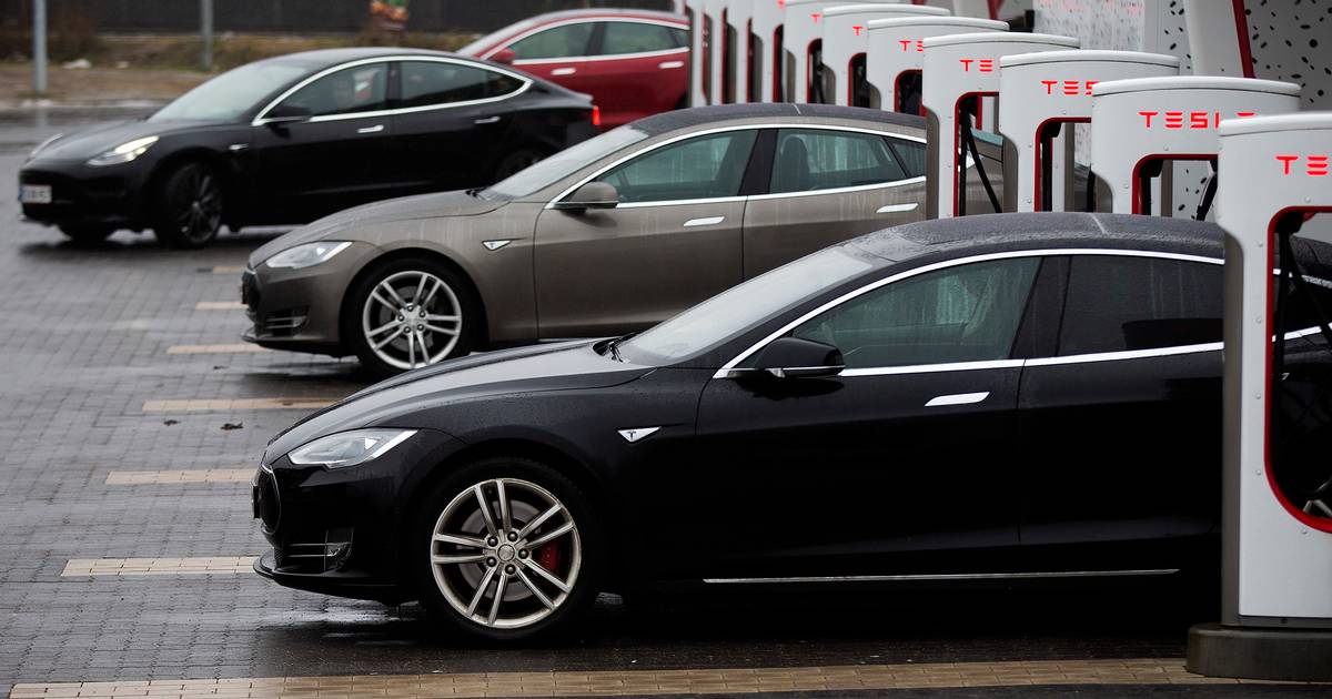 Brugte Teslaer falder i pris trods brandvarmt brugtbilmarked - Finans