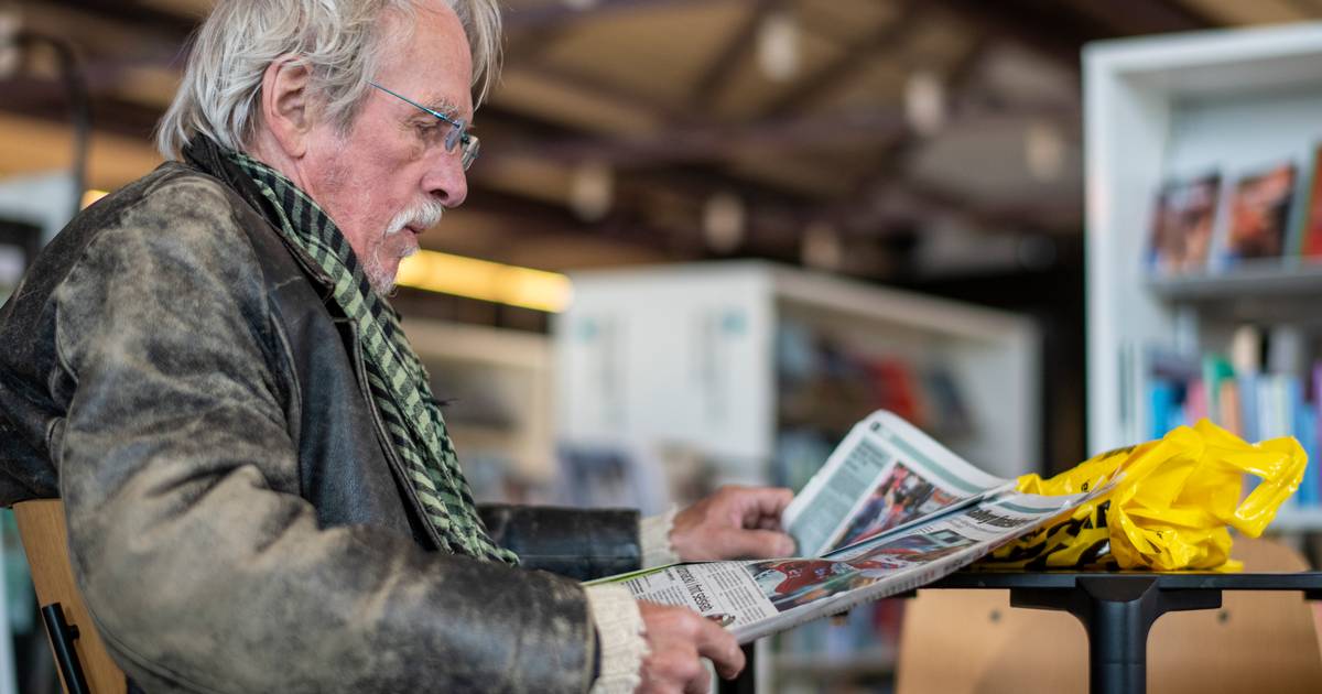 Papirbogen lever, så hvorfor har mediebosserne så travlt med at slå papiravisen ihjel?